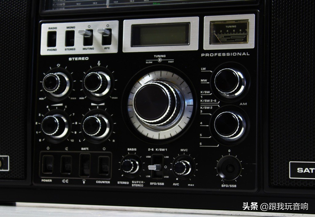这是一款80年代根德公司推出的Satellit2400SL多波段便携式收音机
