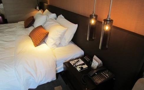 使用手机检测房间内针孔摄像头,男子住房发现针孔摄像头