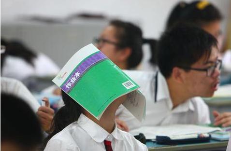 “孩子怕得发抖”！17岁男生成绩下降被逼补习，白癜风让母亲后悔