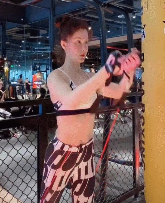 胸部下垂外扩怎么办？2个动作帮你打造高挺饱满的胸部