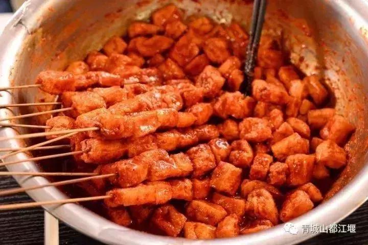 拒绝“人从众”！这个国庆必须到都江堰耍个“懒”，老街茶房、泥塑木作、古园书屋，快来享受你的小闲趣~