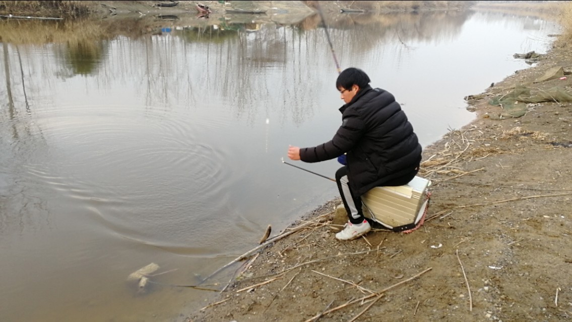 下雨天钓鱼鱼口小怎么办,下雨天怎样钓鱼比较好钓