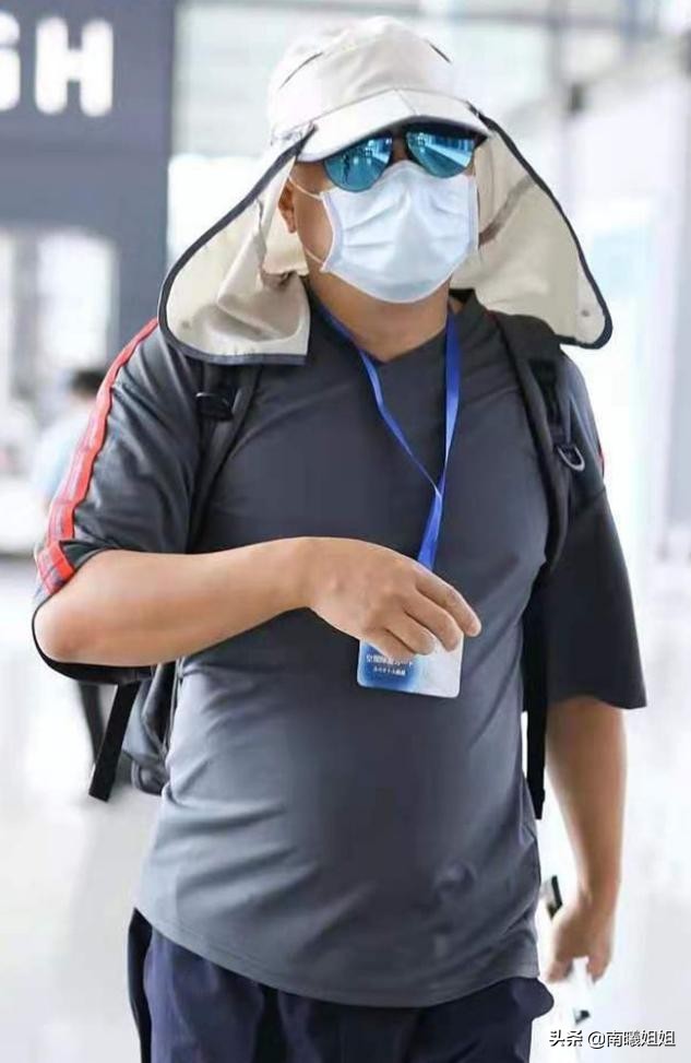 男人过了40岁,买短袖要谨记“3不要”,显得俗气廉价,谁穿谁丑