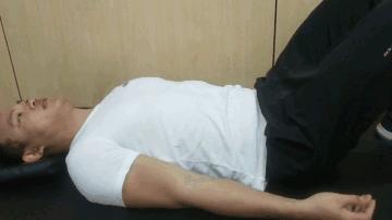 斜方肌正确的拉伸方法,拉伸斜方肌最简单方法