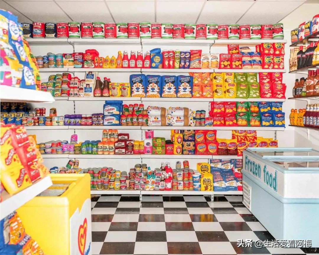 她开了间超市，卖的东西却全是假的，9000件商品，竟被一抢而空