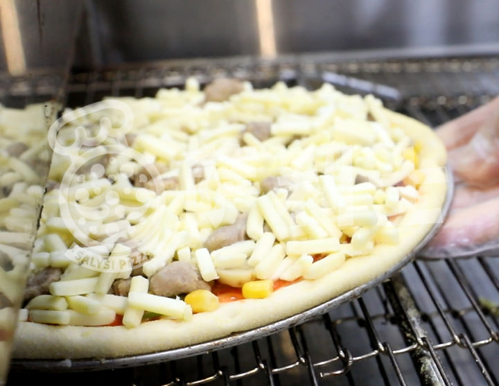 披萨饼底粘烤盘怎么回事,为什么自己烤的披萨馅料与饼不粘