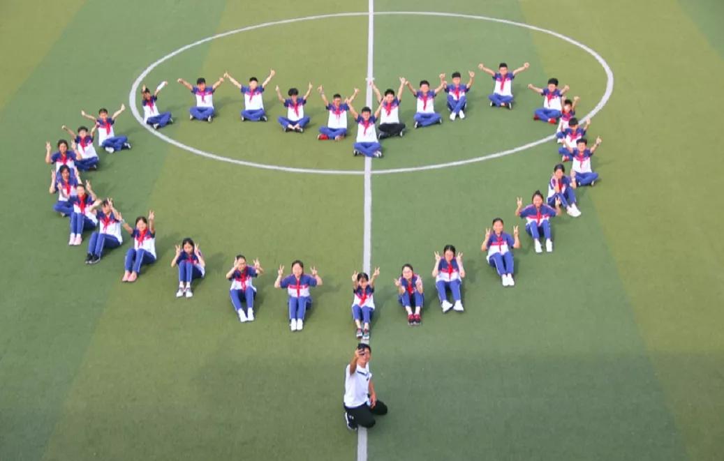 今天又有一批同学返校，来看师生们的自拍留念