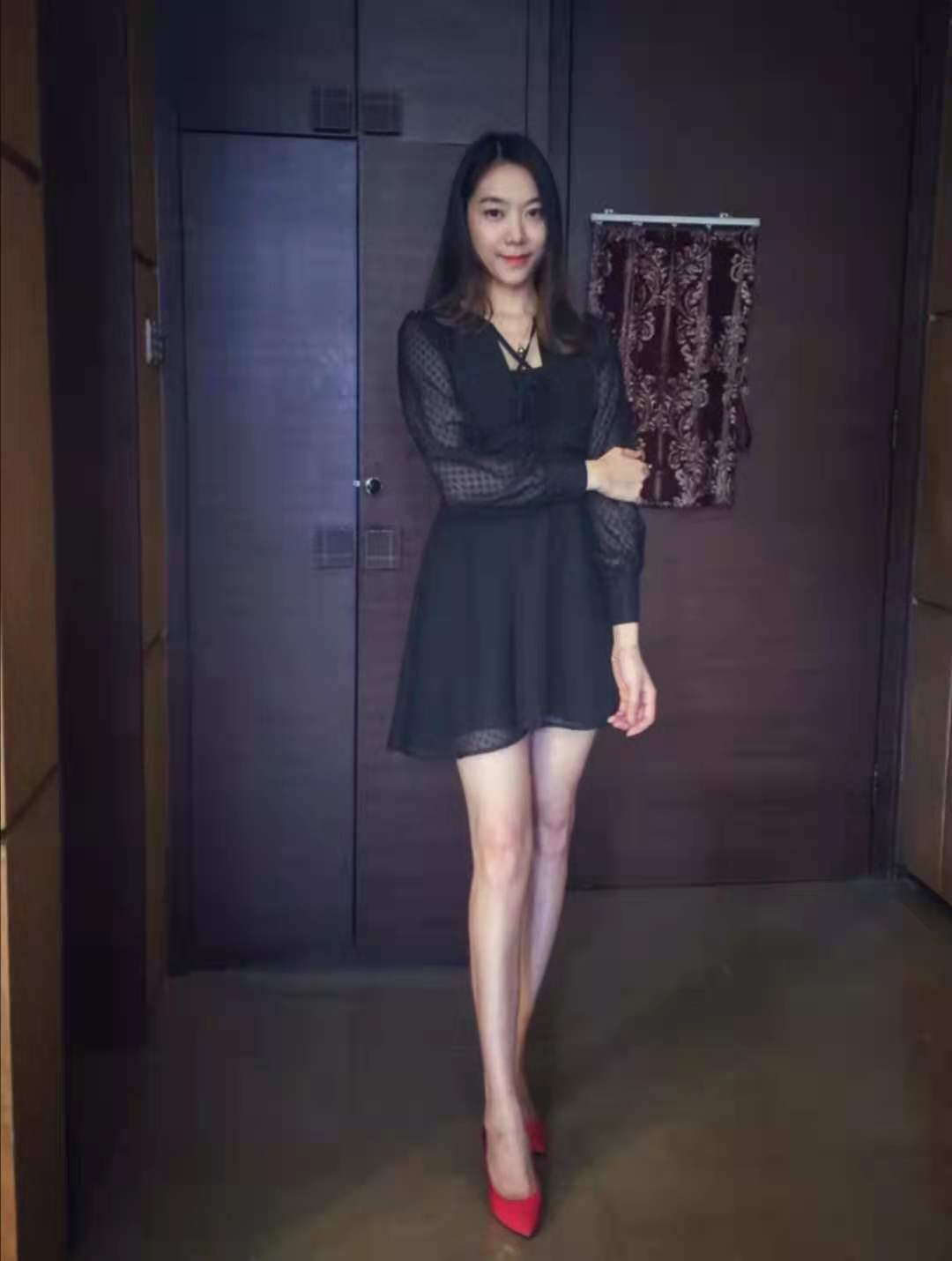 高帮红色高跟鞋搭配啥衣服,红色旗袍配什么颜色高跟鞋