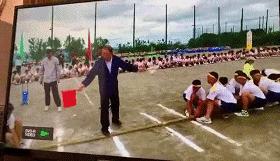 搞笑gif目光全在腿上了,爆笑gif动图我们一起出去霸气一点