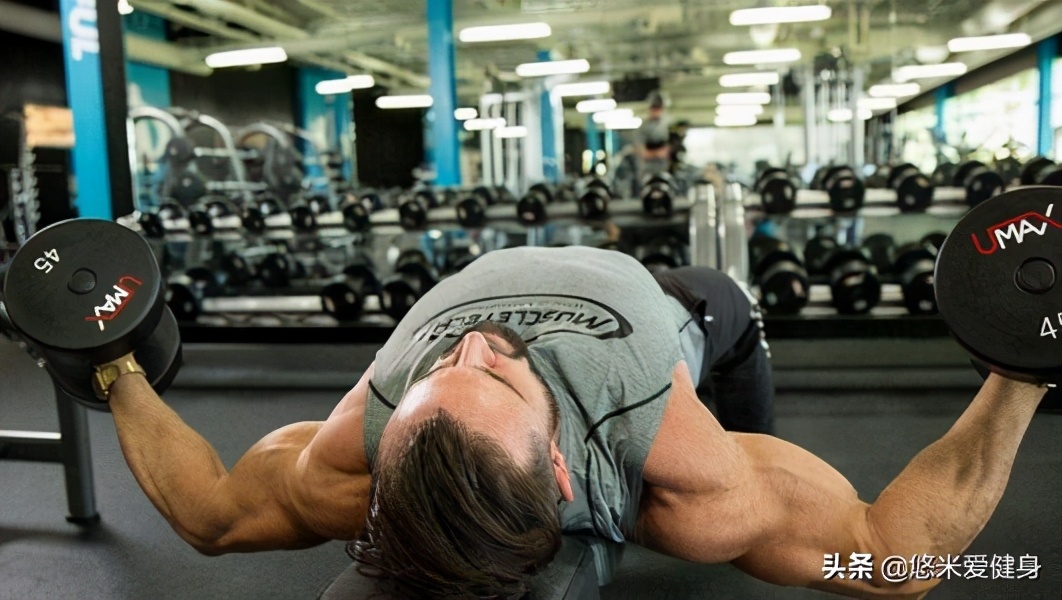 强化胸部肌肉的训练方法,训练胸肌中下部的动作