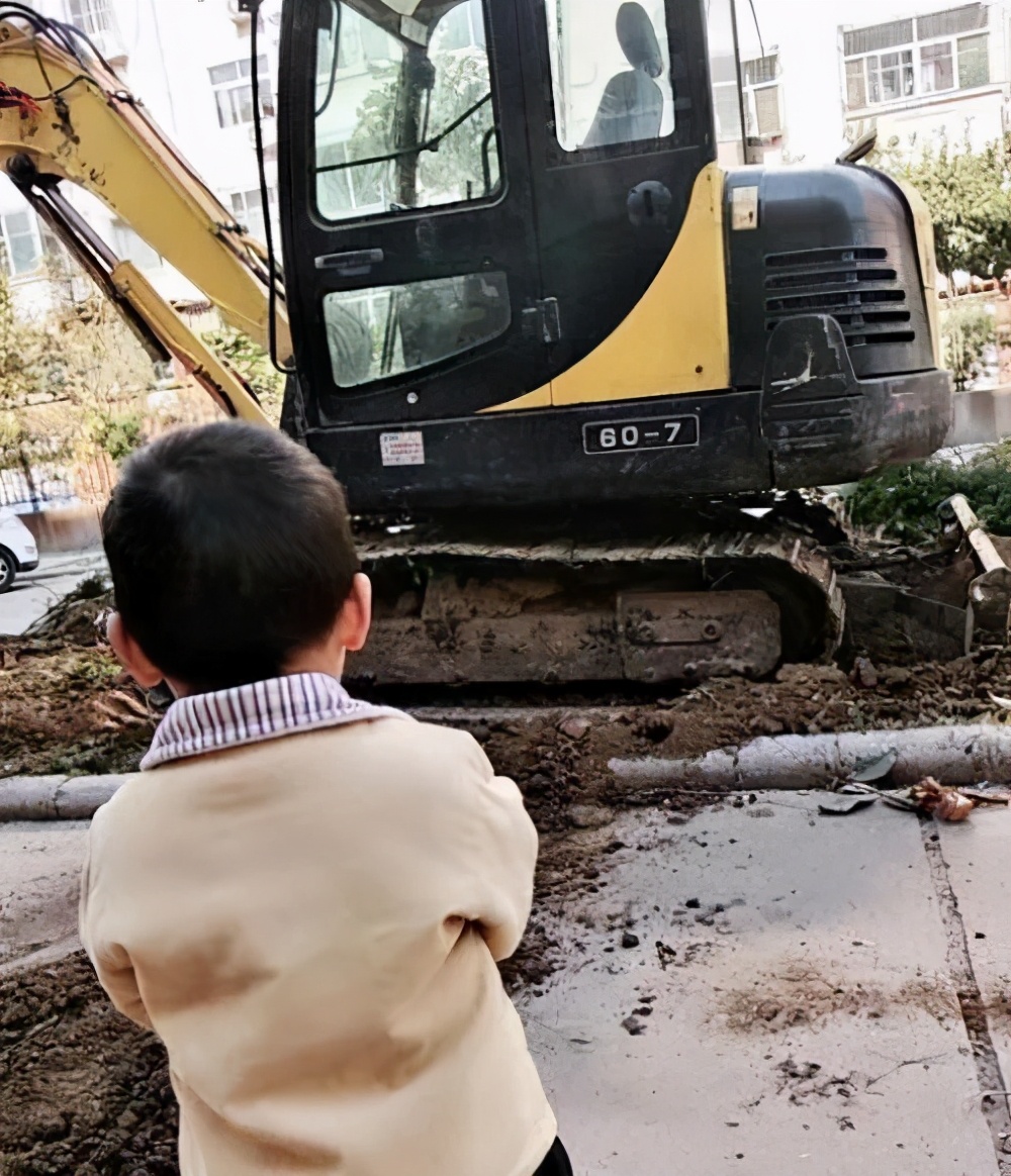 挖掘机有什么吸引力,儿童挖掘机靠什么动力