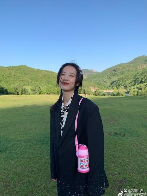 周雨彤穿板鞋图片,周雨彤spell牛仔裤穿搭