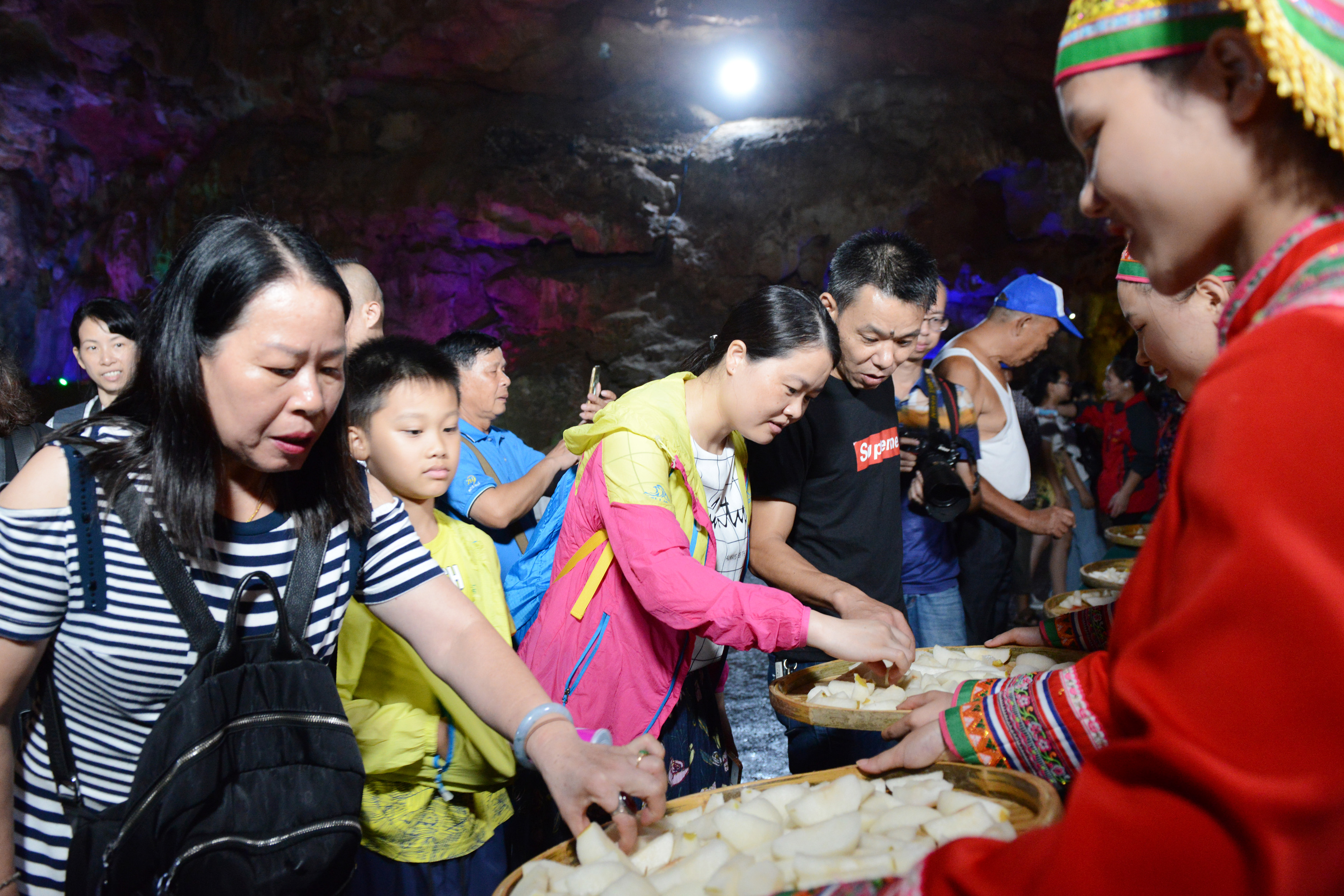 连州地下河万人尝水晶梨，2019年度不能错过的暗河佳境，汁多甜梨