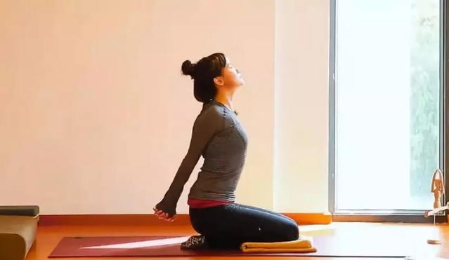 产后耻骨疼用什么瑜伽体式,产后半年修复瑜伽体式