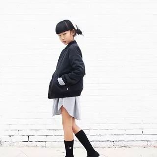 9岁小姑娘滑板视频,9岁滑板女孩