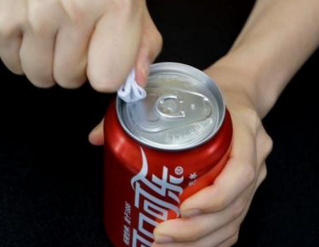 不用拉拉环也能轻松打开易拉罐，只需要一张纸，快点表演给朋友吧