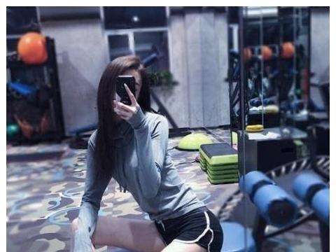 她是CBA最美女友，26岁身价300万，证件照美出天际，实名羡慕