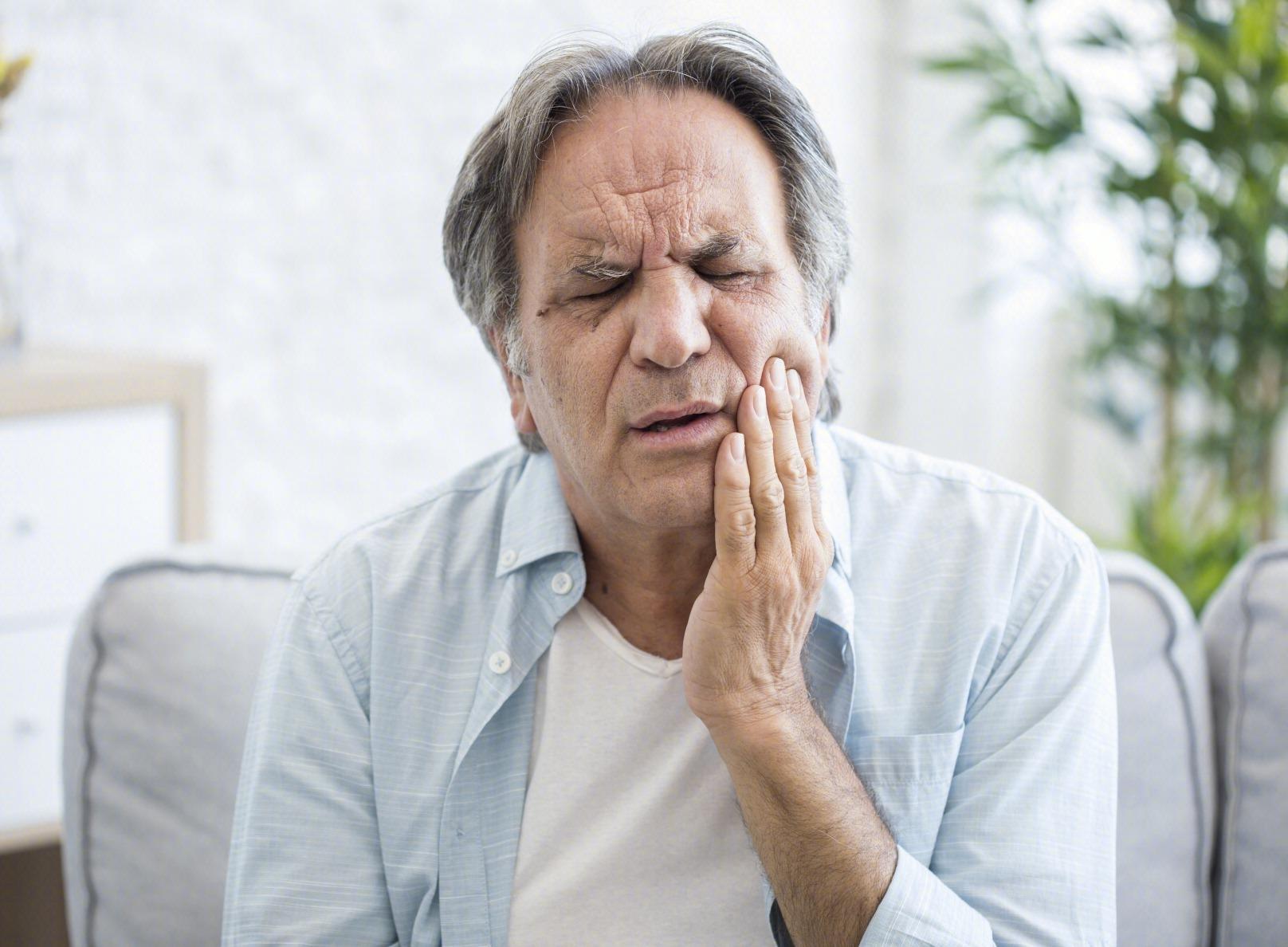 牙齿炎症治疗后牙疼,男子因为牙痛住icu