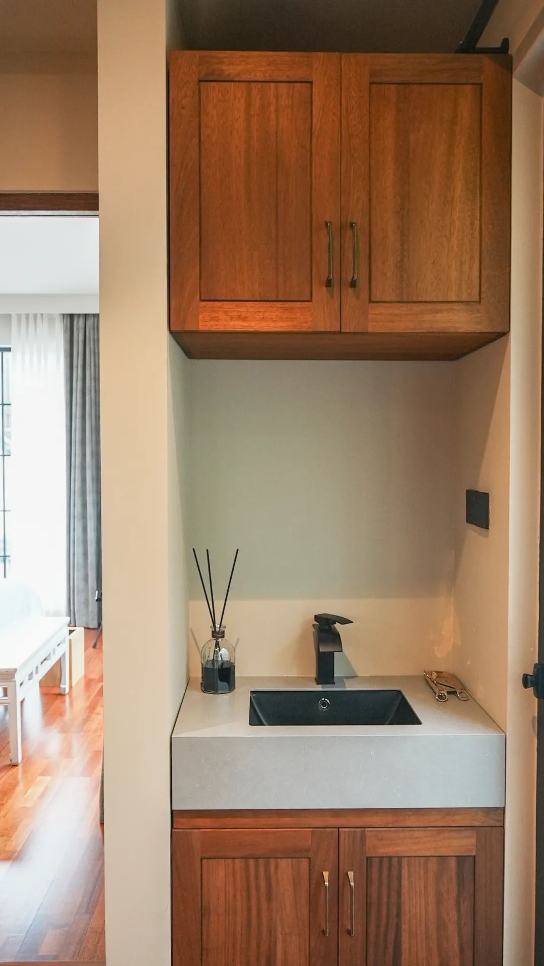 住在上海闹市400平的房子里，花开不败，开窗见池塘，太羡慕了