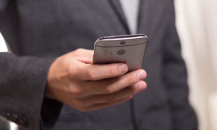 同事老是挑衅我可以报警吗,第一天上班遇到同事不断挑衅