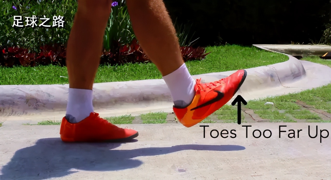 小孩足球颠球入门基本功,初学足球颠球技巧小学生