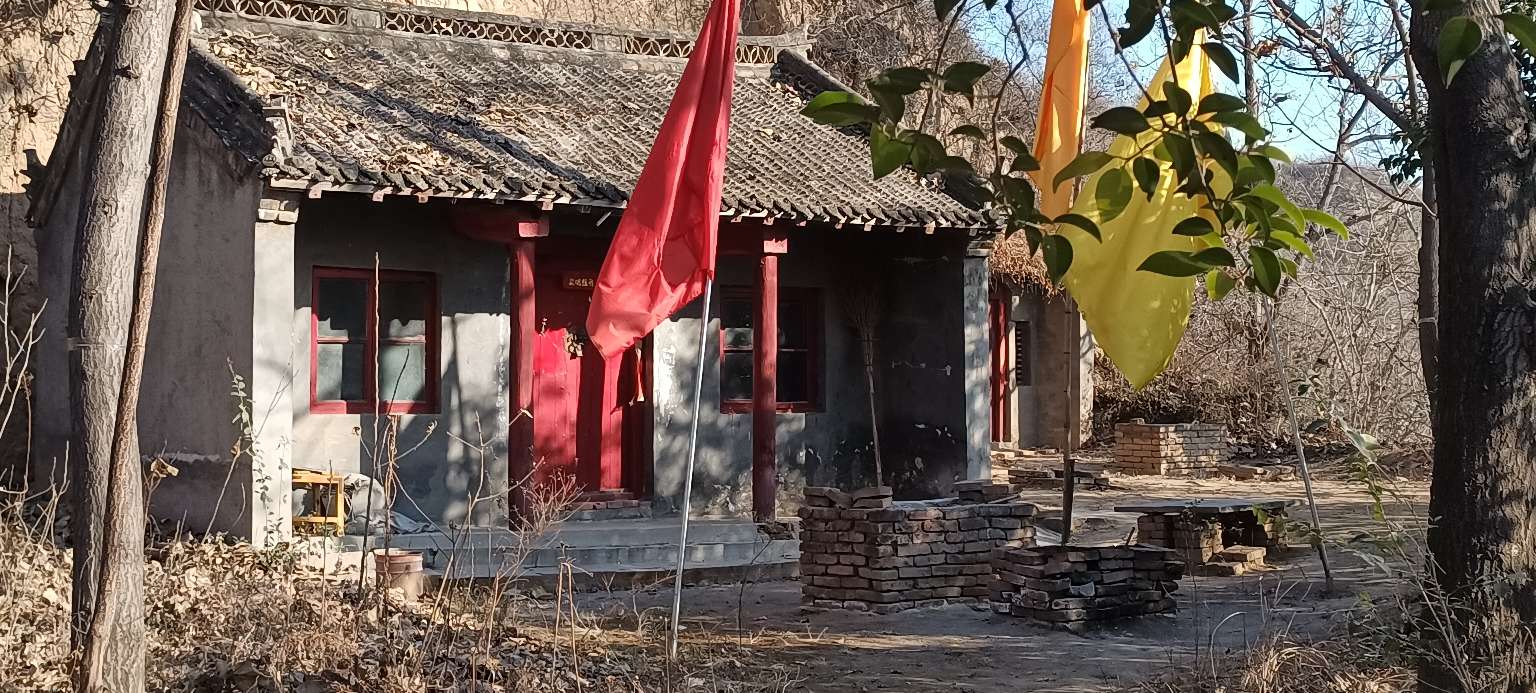 冬天的微锻炼，无意间找到一处篮球和足球场，非周末无人！来