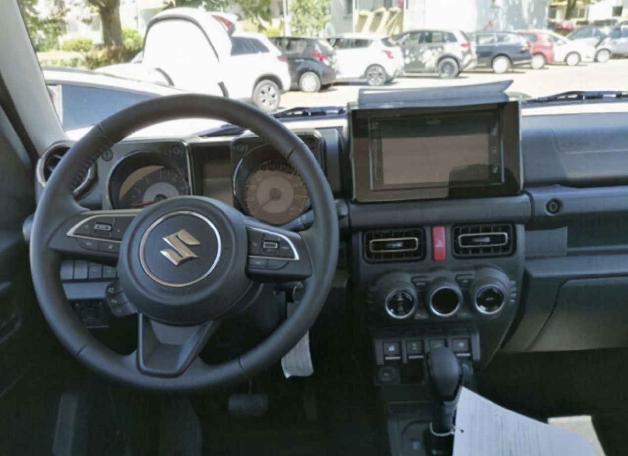 1.5排量吉姆尼越野车,新款铃木吉姆尼实拍图造型经典
