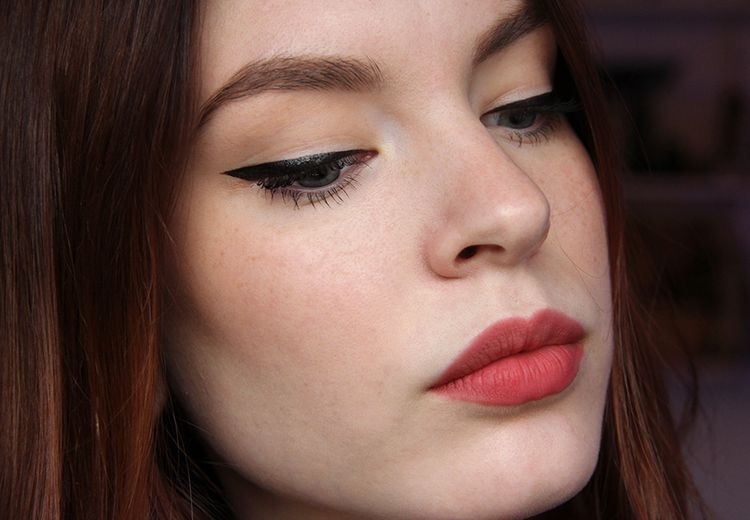 你可以没有爱情但不可以没有面包,可以没有爱情不能没有口红和香水