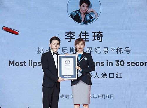 从喇叭裤港台货到抖音带货，看新中国70年消费变迁