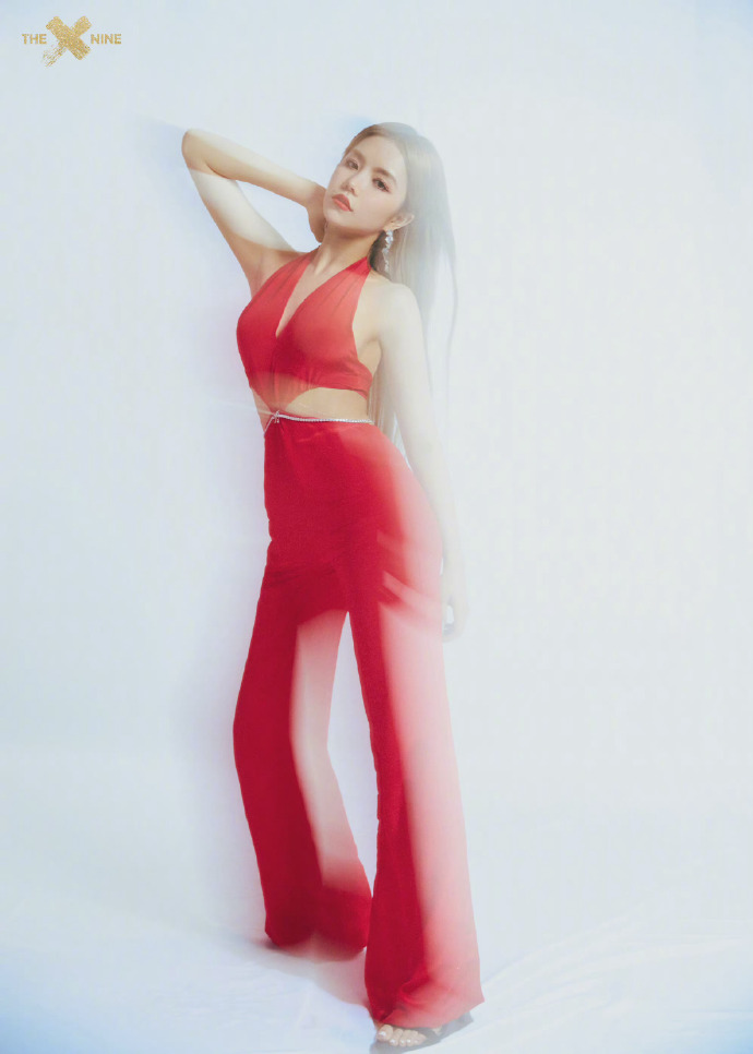 THE9安崎爆裂舞台，大红色连体露背裤性感火辣，1米58还有大长腿