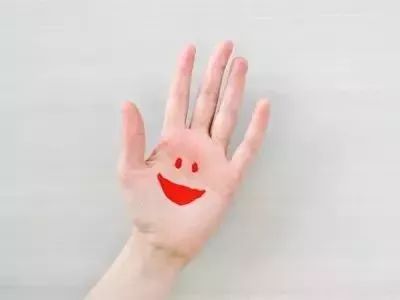 手掌的温度是不是大于脚的温度,手掌的温度来自你心里