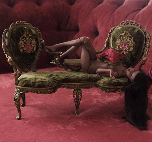 老爸酷爱芭比娃娃？微缩家具做到痴迷！