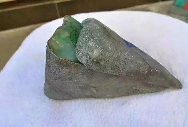 缅甸莫湾基翡翠手镯特点,缅甸大马坎翡翠原石特点及价格