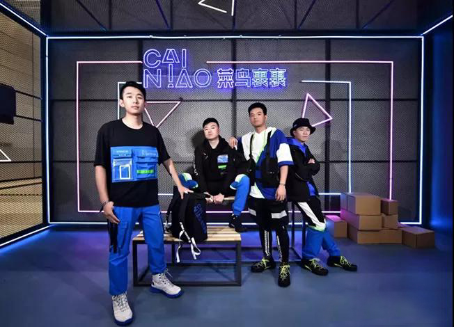 羽绒服和冲锋衣哪个更宽,羽绒服和冲锋衣哪个更适合户外