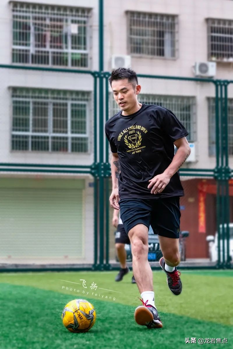 林丹脚踢球,林丹回到球场赢了