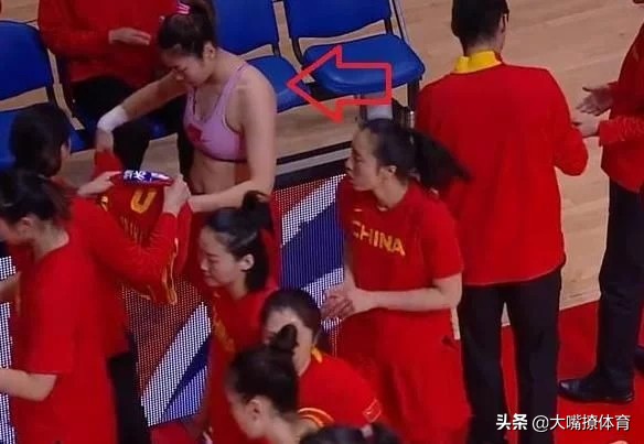 李梦场边换球衫就震惊了?这些姑娘庆祝胜利之举,你不得流鼻血?