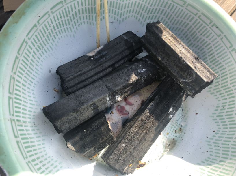 趁着午休两小时，他们在天台上组了个jió盆烤肉趴