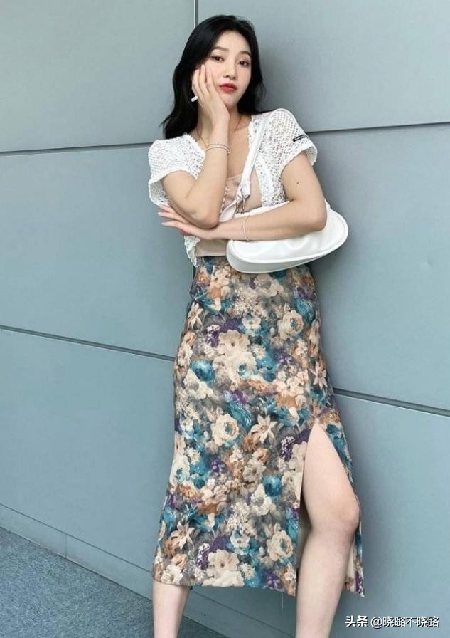 碎花裙怎么穿才不显老气,今年流行碎花裙怎么穿最好看