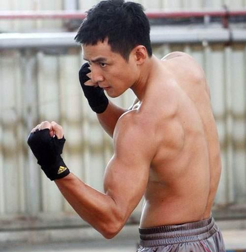 秃头吴彦祖腹肌训练,吴彦祖健身恢复6块腹肌