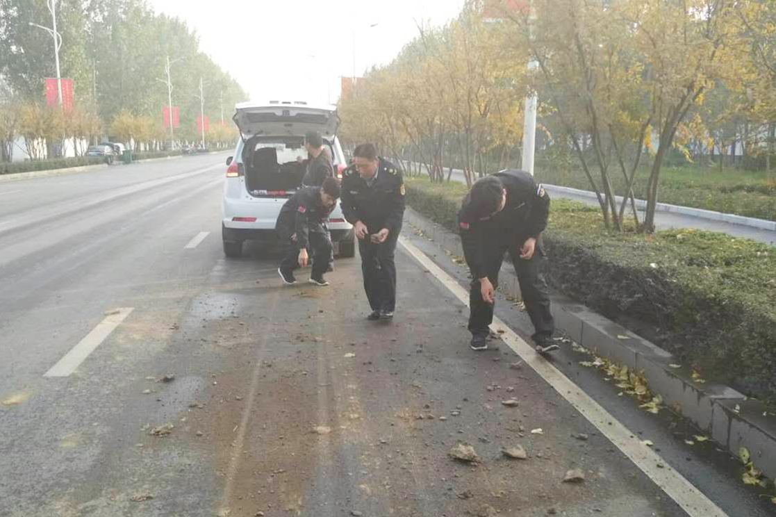 前车掉落异物砸到后车怎么处理,在路上被前车掉东西砸到怎么处理