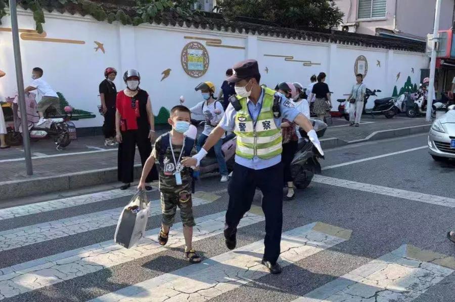 【我为群众办实事】开学“大片”，他们怎会缺席！