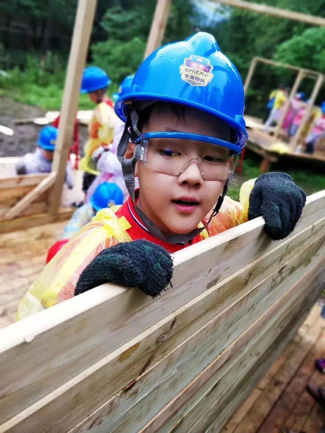 厉害了!这几个小学生竟然花了5天时间在森林里造了一个......