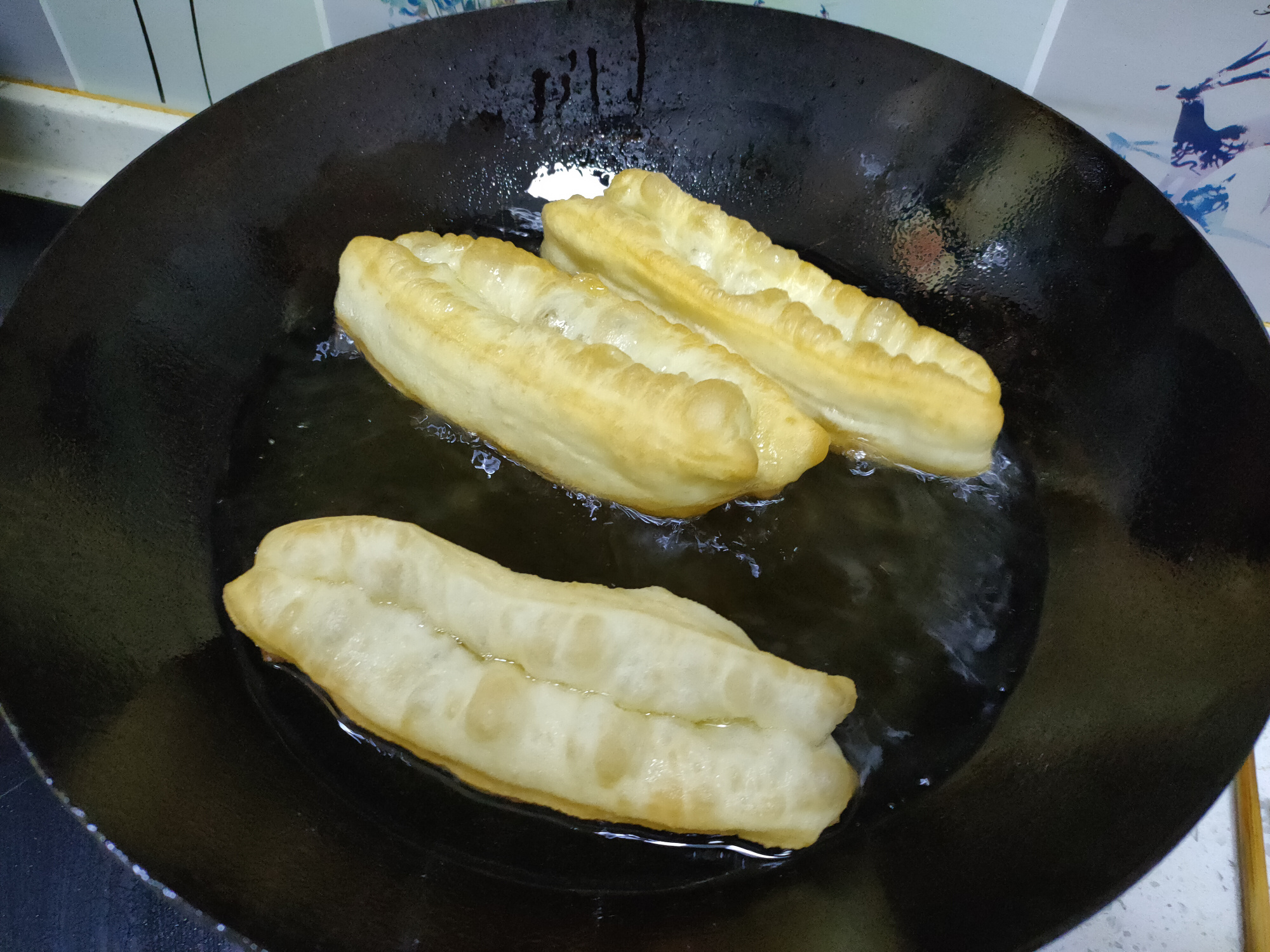 如何快速炸油条又脆又蓬松,怎样炸油条又软又蓬松配方视频