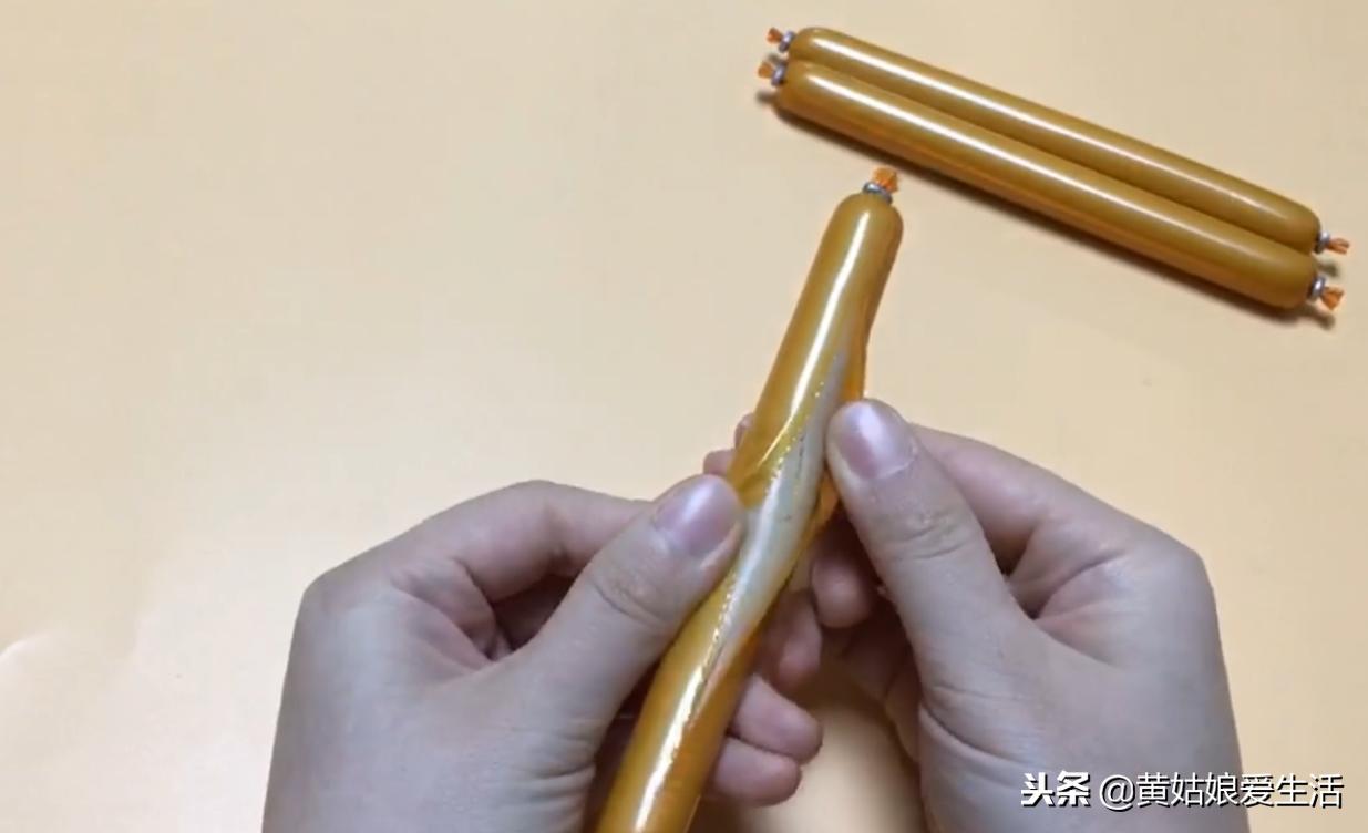 原来火腿肠金属环下有一个小机关,往下一拉完整打开,别再用嘴咬