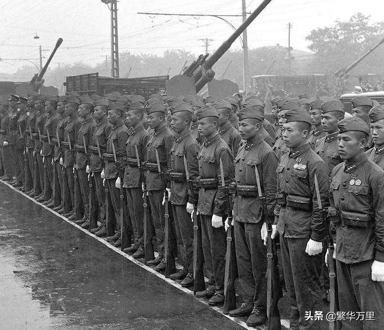 1957年大雨中的阅兵视频,1956年阅兵式视频