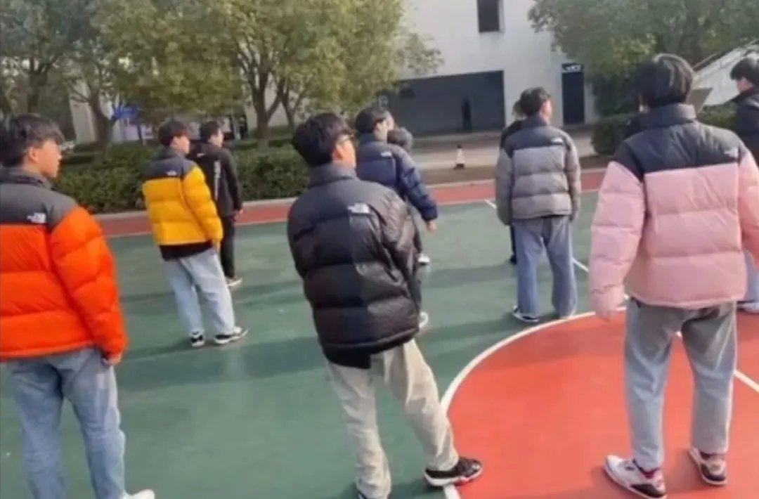 “10个中国大学生,怎么8个穿着原价上万的潮牌”