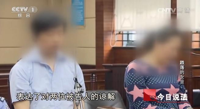 保姆送孩子上学途中被车撞伤,保姆接孩子被撞谁承担责任