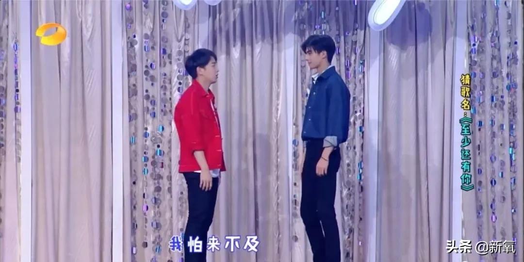 1米8大长腿，抿嘴笑爆红被吹顶级神颜，没想到竟然是照骗...