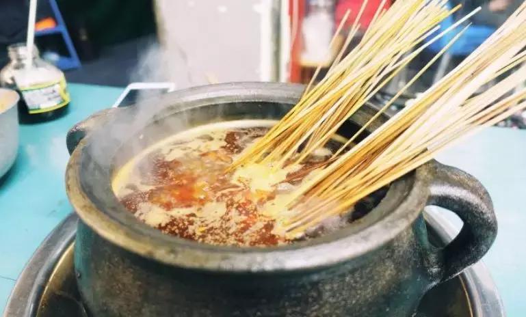 终于被我吃到了！这一锅90年代的麻辣烫，才是咱老成都挂念的市井味啊！