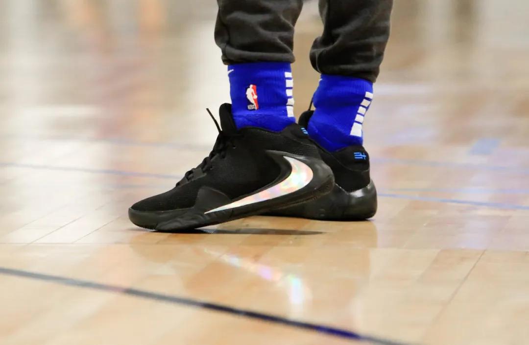 NBA球员上脚:独行侠球员的球鞋,波尔津斯基和小哈达威很帅!